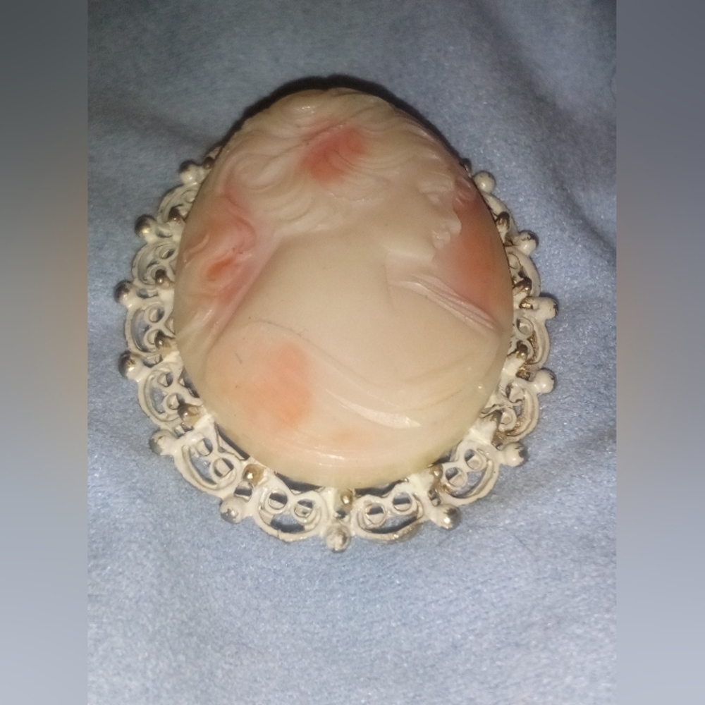 Vintage Lovely Cameo Brooch Pendant - Picture 7 of 8